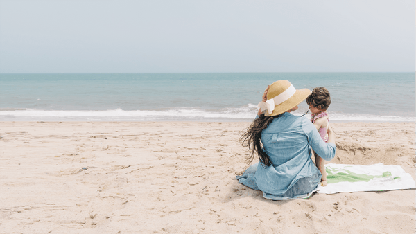 9 Essentials to Bring to the Beach with Baby | Fawn & Doe Baby Co.